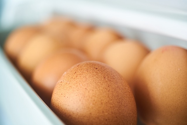 The egg tray of the refrigerator door is not actually an ideal spot for storing eggs.